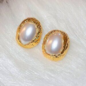 Pearl stud earrings N251